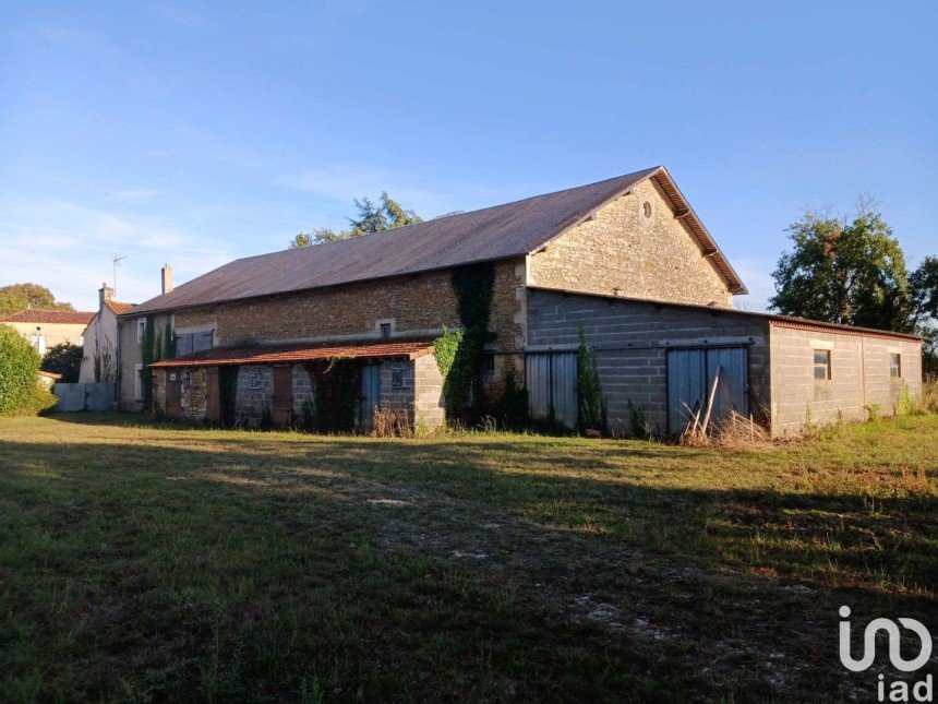 Barn conversion 3 rooms of 385 m² in Magné (86160)