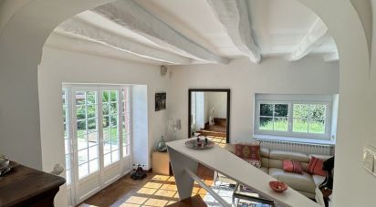 Maison 8 pièces de 221 m² à Urt (64240)