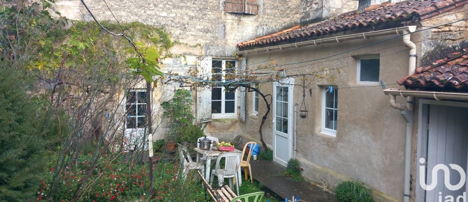 House 4 rooms of 141 m² in Rouillac (16170)