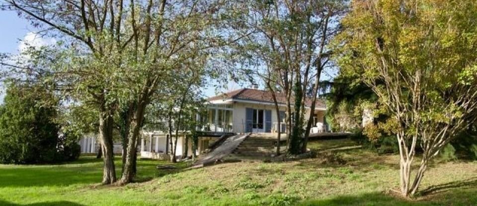 Architect house 10 rooms of 350 m² in Vergeroux (17300)