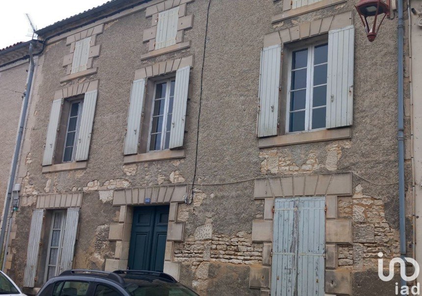 House 4 rooms of 141 m² in Rouillac (16170)