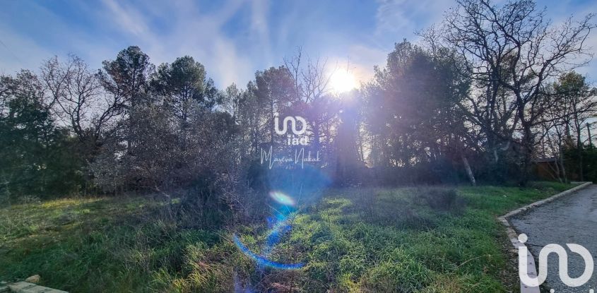 Land of 806 m² in Trans-en-Provence (83720)