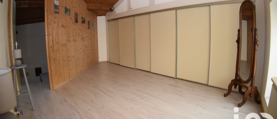 Maison de village 10 pièces de 240 m² à Saint-Genis-l'Argentière (69610)