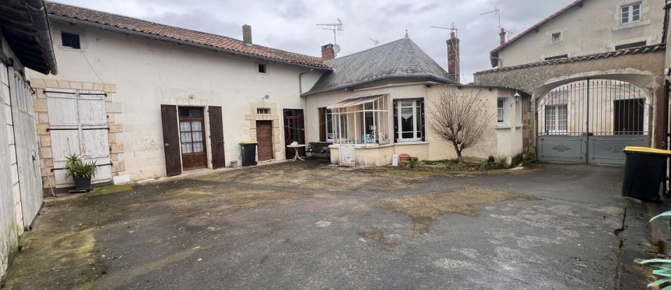 Vente Maison 205m² 7 Pièces à Savigné (86400) - Iad France