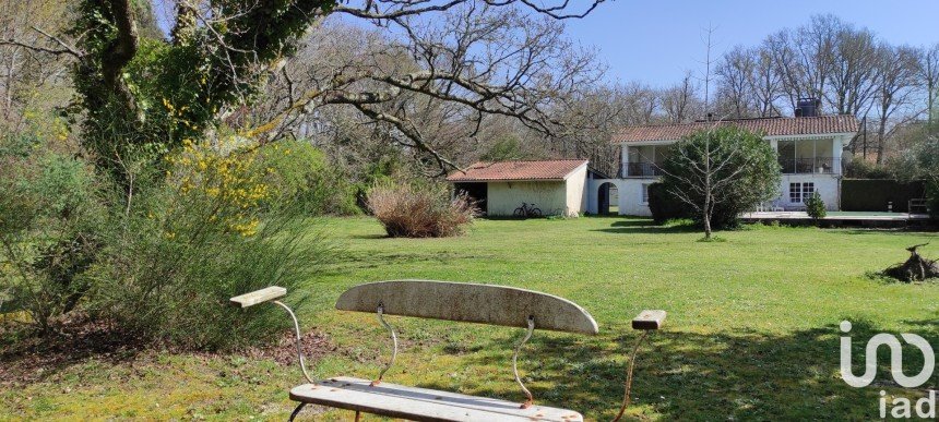 Traditional house 6 rooms of 200 m² in Saint-Vivien-de-Médoc (33590)