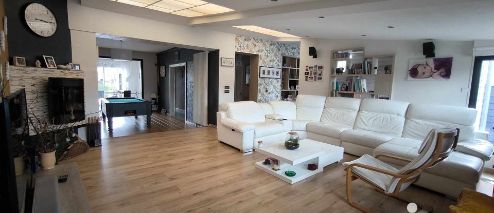 Maison 8 pièces de 215 m² à Saint-Saulve (59880)