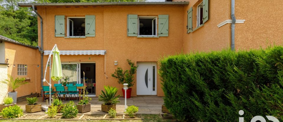 House 6 rooms of 143 m² in Cailloux-sur-Fontaines (69270)