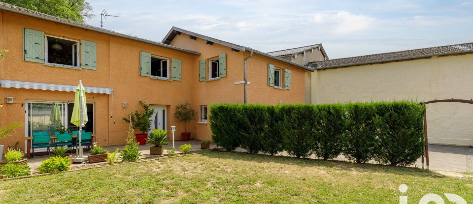 House 6 rooms of 143 m² in Cailloux-sur-Fontaines (69270)