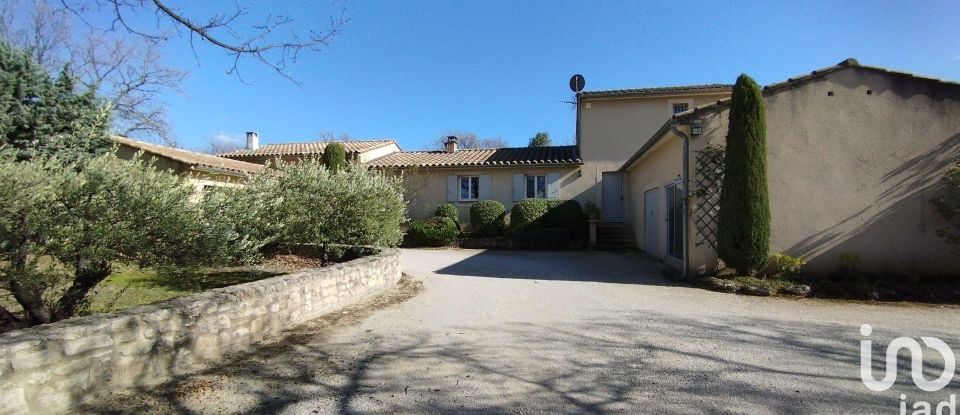 Maison 10 pièces de 250 m² à Lacoste (84480)