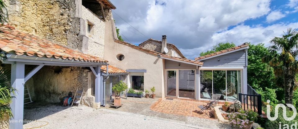 Maison traditionnelle 7 pièces de 216 m² à Saint-Pierre-de-Clairac (47270)