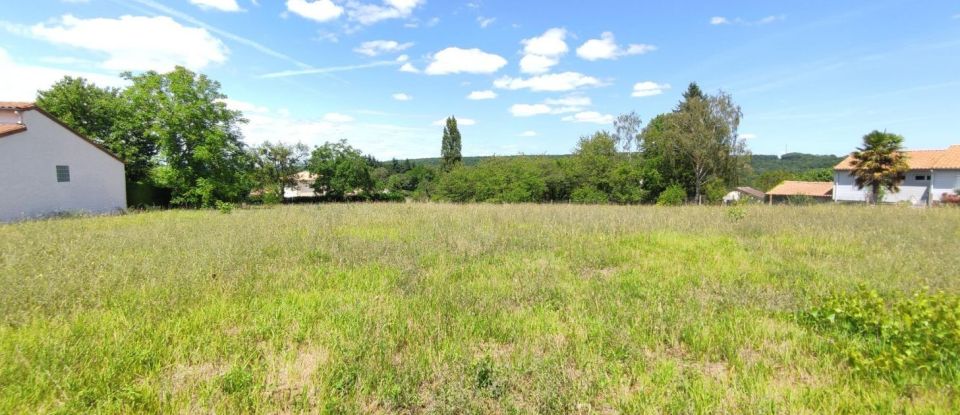 Land of 3,418 m² in Mazerolles (86320)