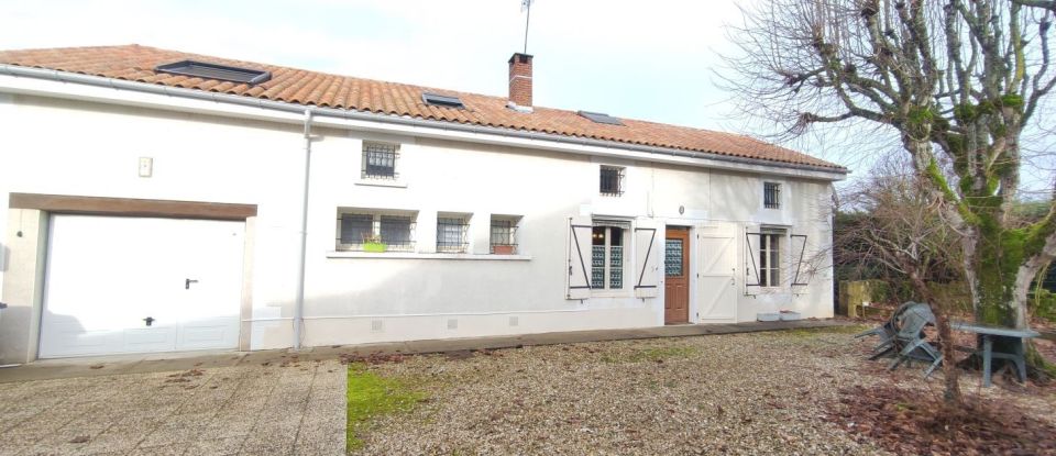 House 6 rooms of 117 m² in Lussac-les-Châteaux (86320)