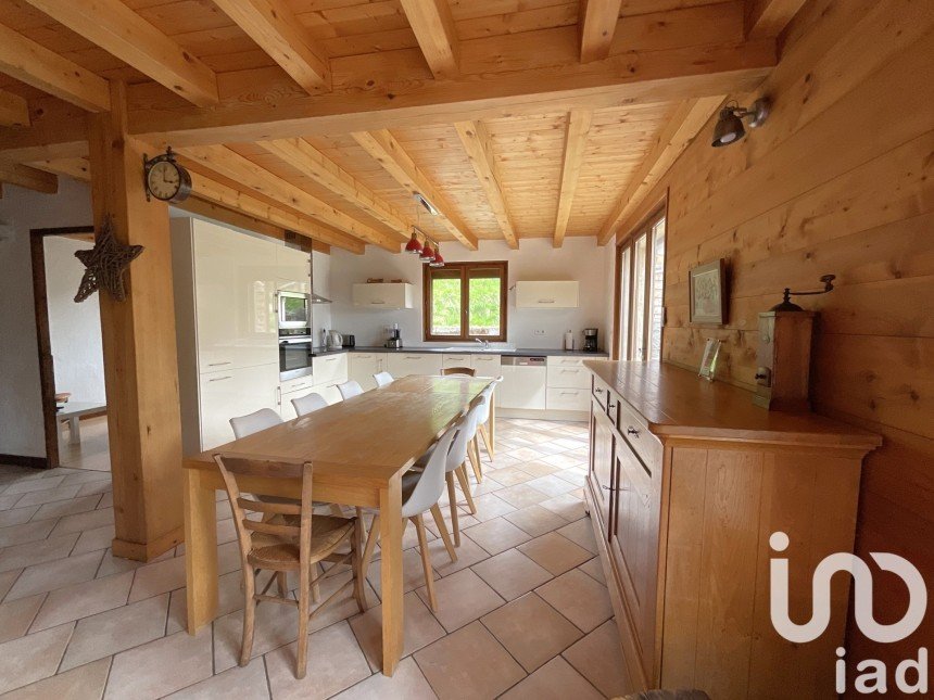 Maison 8 pièces de 113 m² à Arâches-la-Frasse (74300)