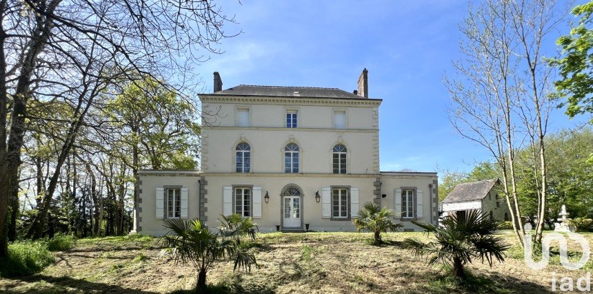 Manoir 10 pièces de 252 m² à Saint-Berthevin (53940)