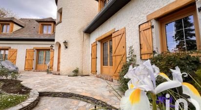 Maison traditionnelle 9 pièces de 276 m² à Claye-Souilly (77410)