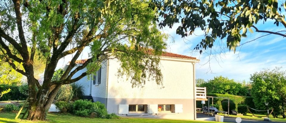 Traditional house 6 rooms of 120 m² in Sigournais (85110)