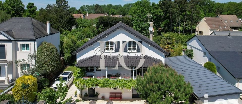 Maison traditionnelle 9 pièces de 257 m² à La Queue-en-Brie (94510)
