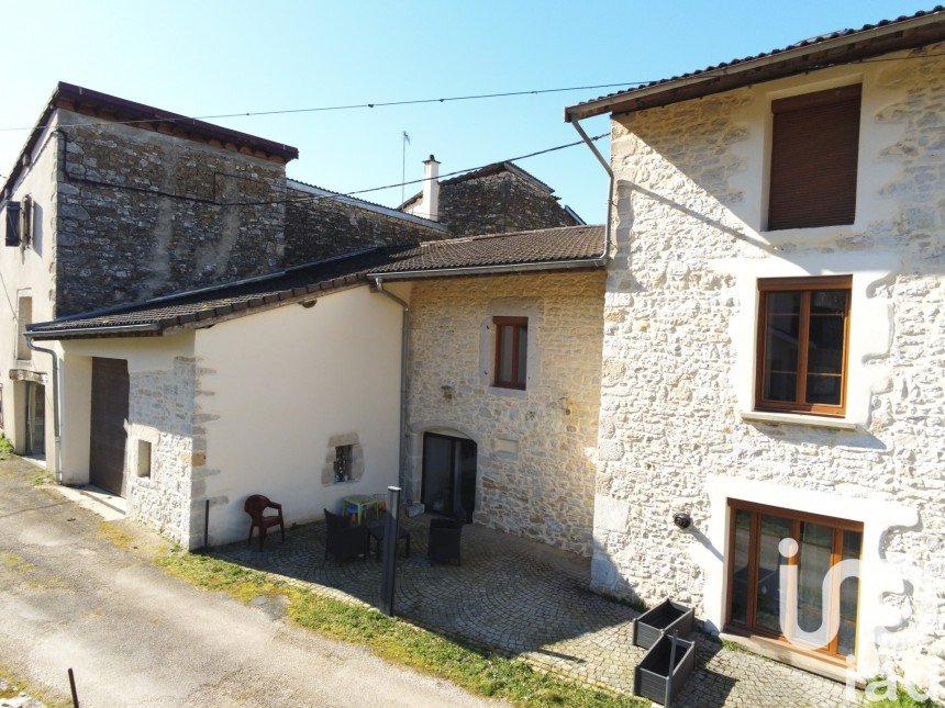 Maison de village 8 pièces de 210 m² à Poncin (01450)