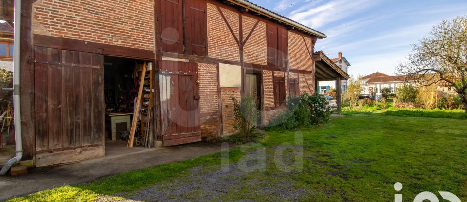 Maison 11 pièces de 255 m² à Saint-Julien-en-Born (40170)