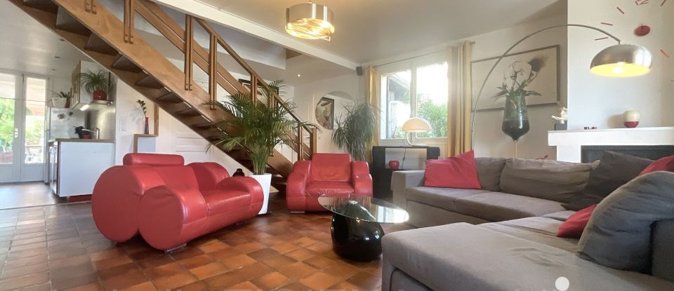Maison traditionnelle 10 pièces de 230 m² à La Seyne-sur-Mer (83500)
