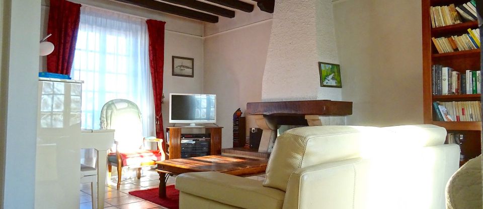 Traditional house 6 rooms of 108 m² in Ris-Orangis (91130)