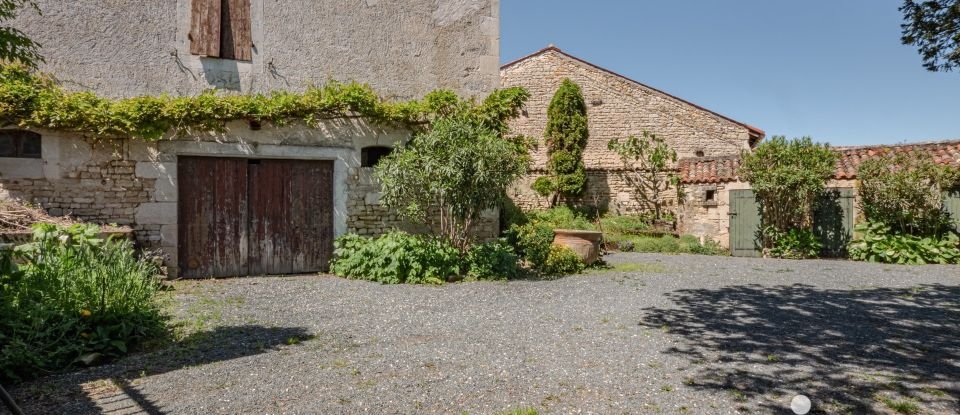 House 7 rooms of 210 m² in Surgères (17700)