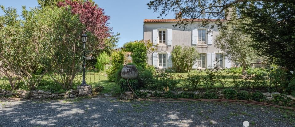 House 7 rooms of 210 m² in Surgères (17700)