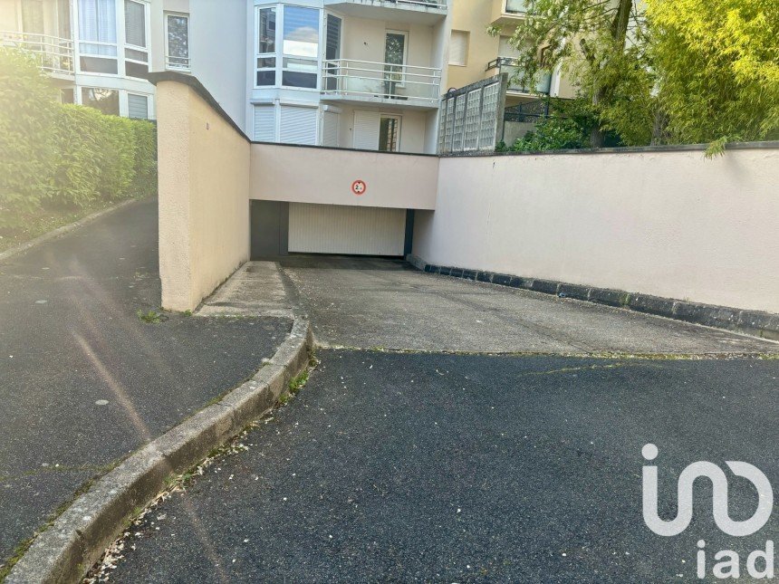 Parking of 13 m² in Savigny-le-Temple (77176)