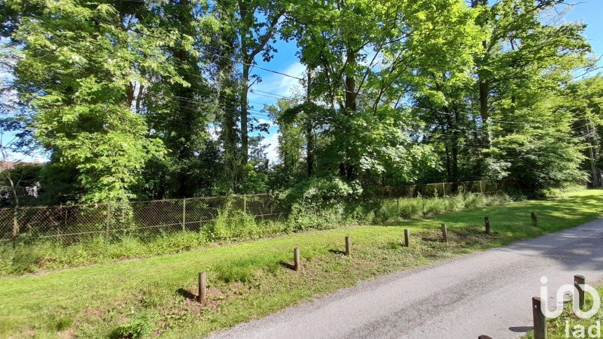 Land of 2,595 m² in Gouvieux (60270)