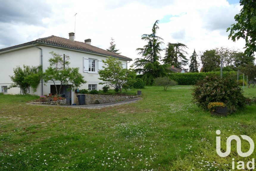 Maison 5 pièces de 88 m² à Taizé-Aizie (16700)