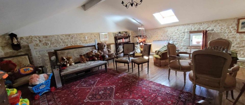 House 5 rooms of 155 m² in Saint-Bonnet-sur-Gironde (17150)