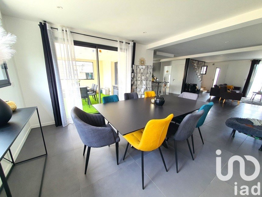 House 9 rooms of 175 m² in Liffré (35340)