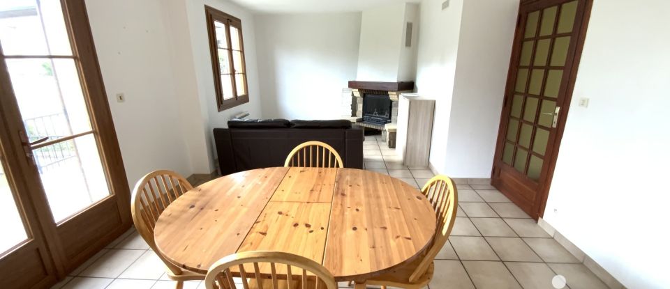 House 4 rooms of 90 m² in Saint-Pierre-lès-Nemours (77140)