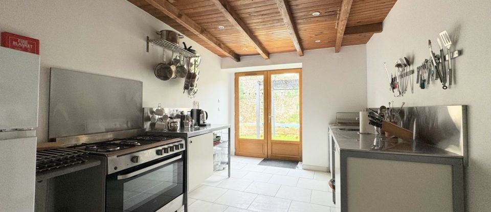 Maison 12 pièces de 296 m² à La Chapelle-Thémer (85210)