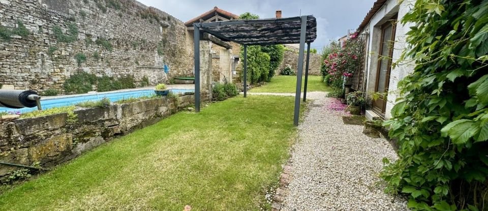 Maison 12 pièces de 296 m² à La Chapelle-Thémer (85210)