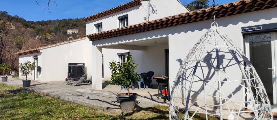Traditional house 8 rooms of 168 m² in Collobrières (83610)