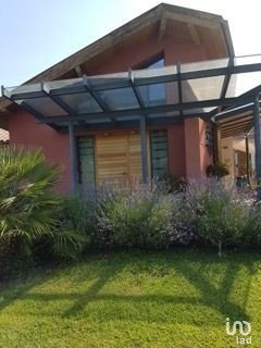 House 6 rooms of 185 m² in Rontignon (64110)
