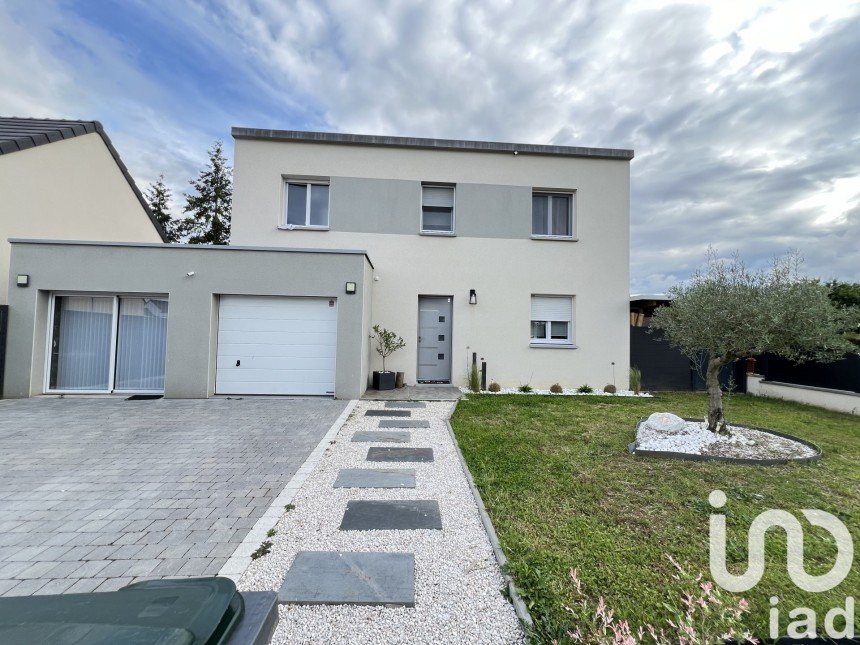 House 6 rooms of 138 m² in Guécélard (72230)