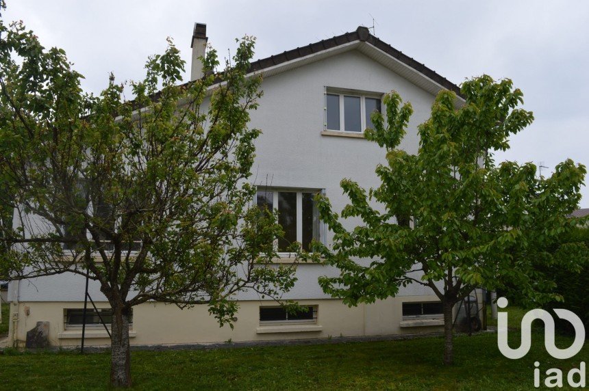 House 6 rooms of 119 m² in Laroche-Saint-Cydroine (89400)