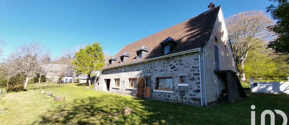 Maison traditionnelle 8 pièces de 165 m² à Picherande (63113)