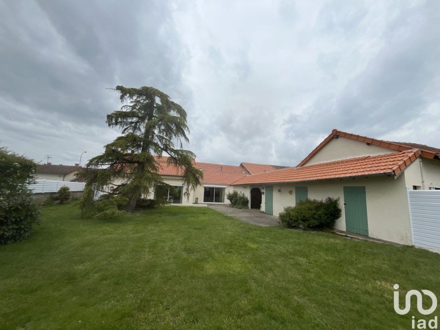 House 11 rooms of 250 m² in Roumazières-Loubert (16270)