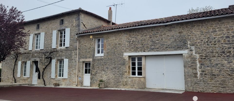 House 5 rooms of 150 m² in Saint-Coutant (16350)