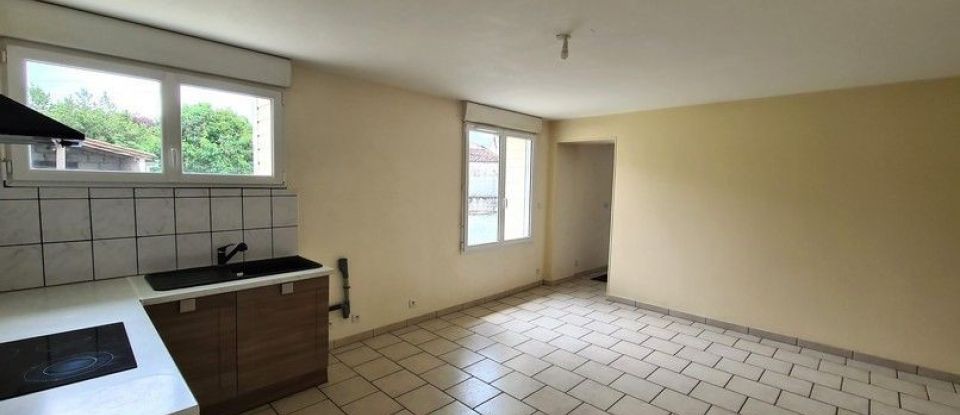 House 6 rooms of 145 m² in Asnières-la-Giraud (17400)