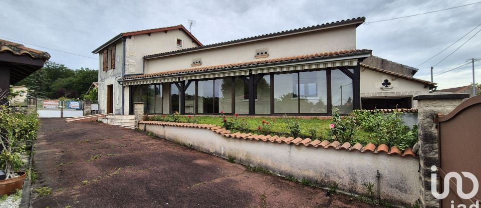 Maison 6 pièces de 130 m² à Roullet-Saint-Estèphe (16440)