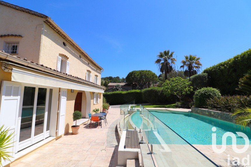 Maison traditionnelle 7 pièces de 230 m² à Mougins (06250)