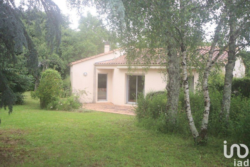 House 5 rooms of 125 m² in Niort (79000)