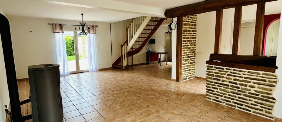 House 8 rooms of 148 m² in Saint-Marc-le-Blanc (35460)