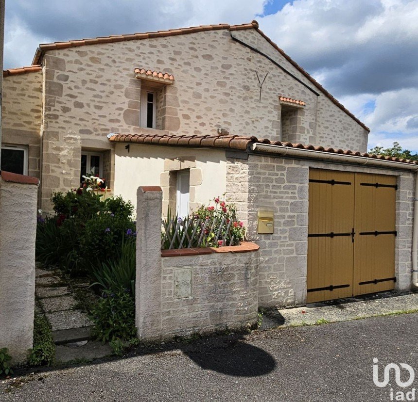 House 6 rooms of 160 m² in La Chaize-le-Vicomte (85310)