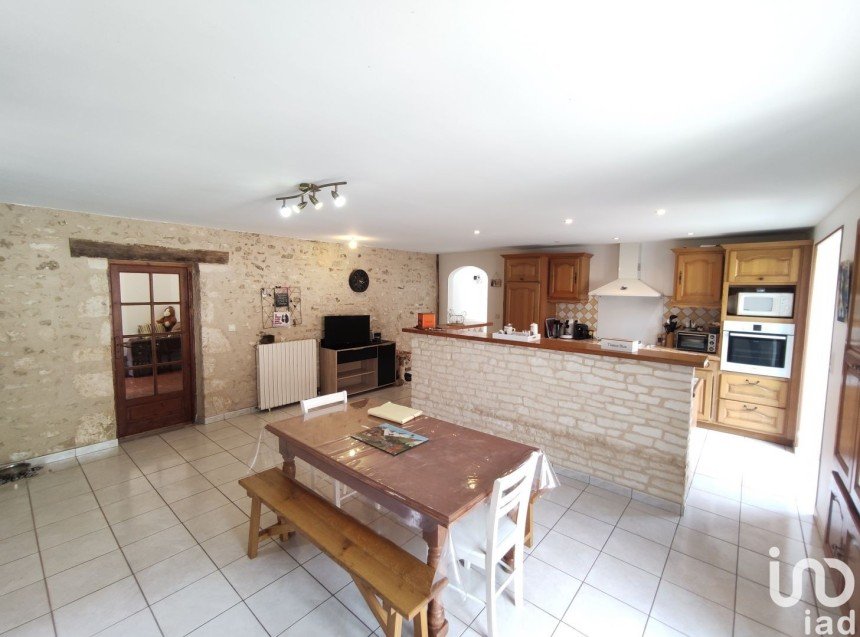 Farm 7 rooms of 140 m² in Montmorillon (86500)