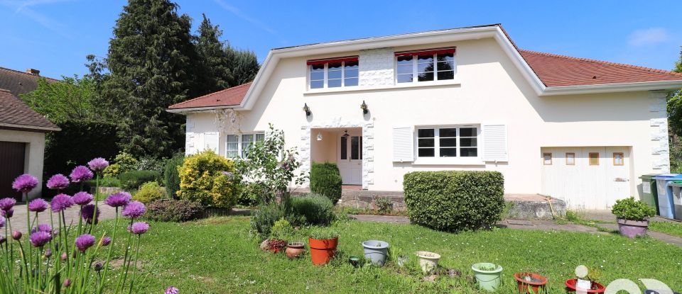 House 9 rooms of 220 m² in Magny-les-Hameaux (78114)